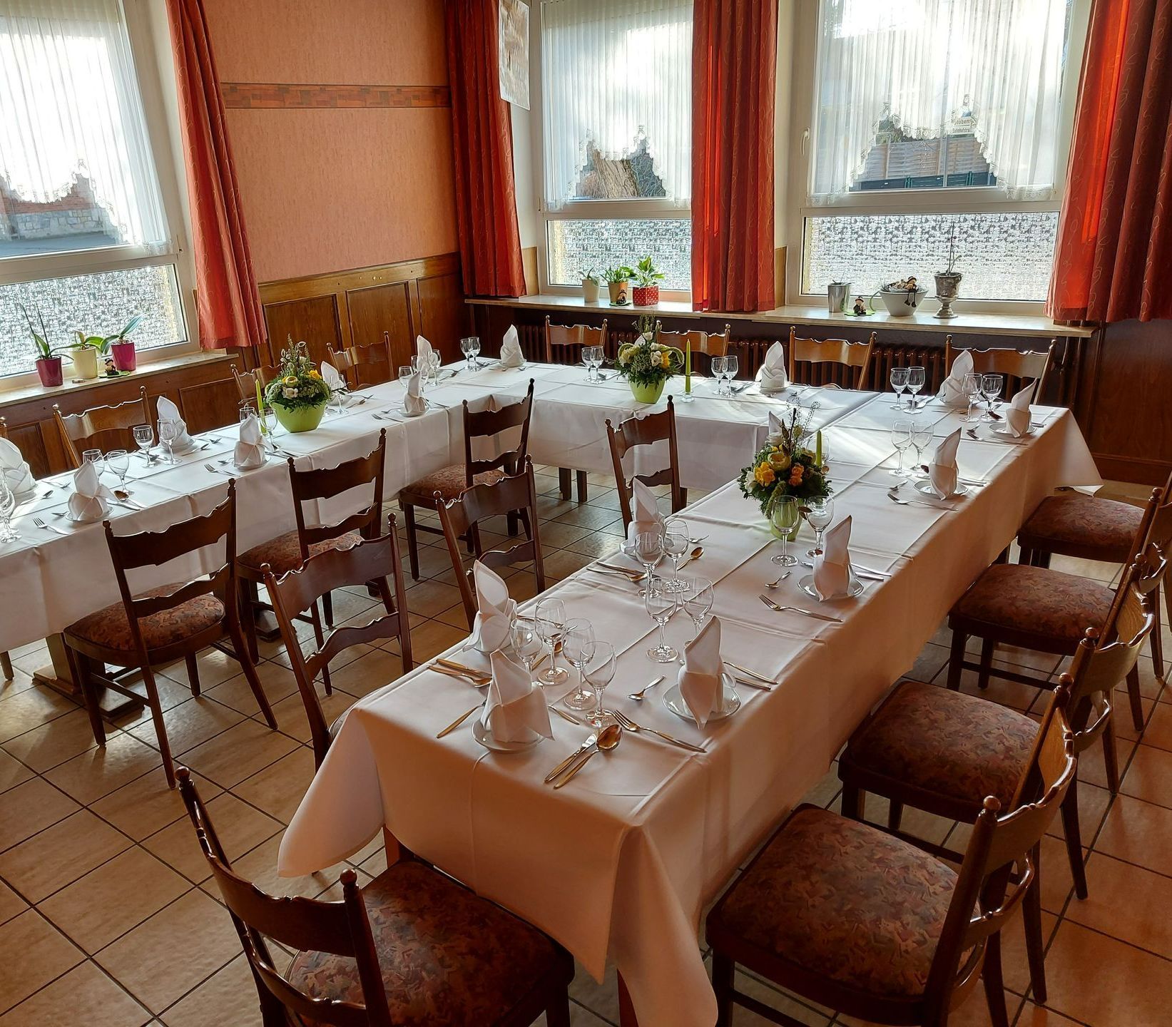 Ein Esszimmer mit einem langen Tisch und Stühlen