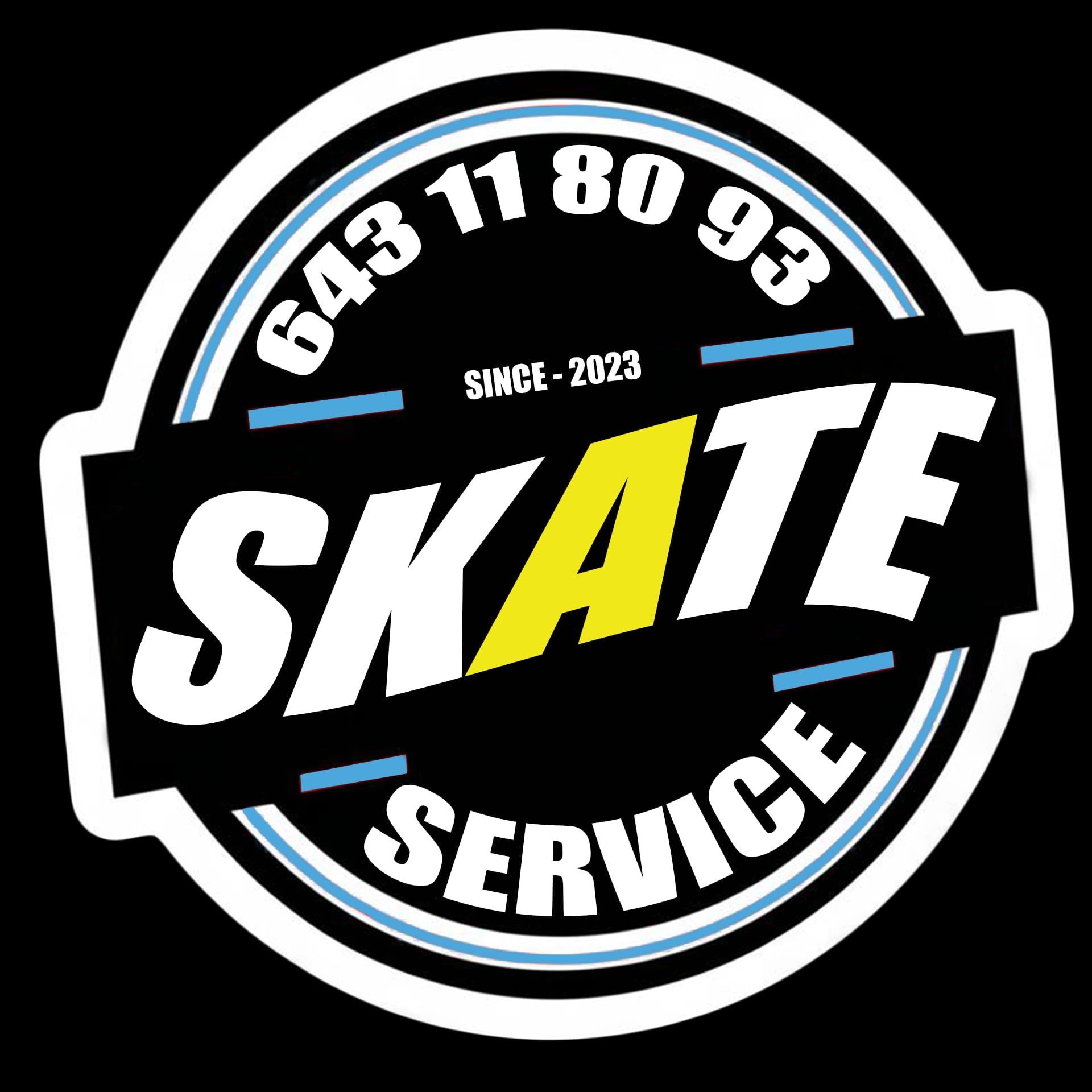 Un logotipo circular negro con texto blanco que dice "643 11 80 93", "SINCE-2023", "SKATE" con una "A" amarilla.