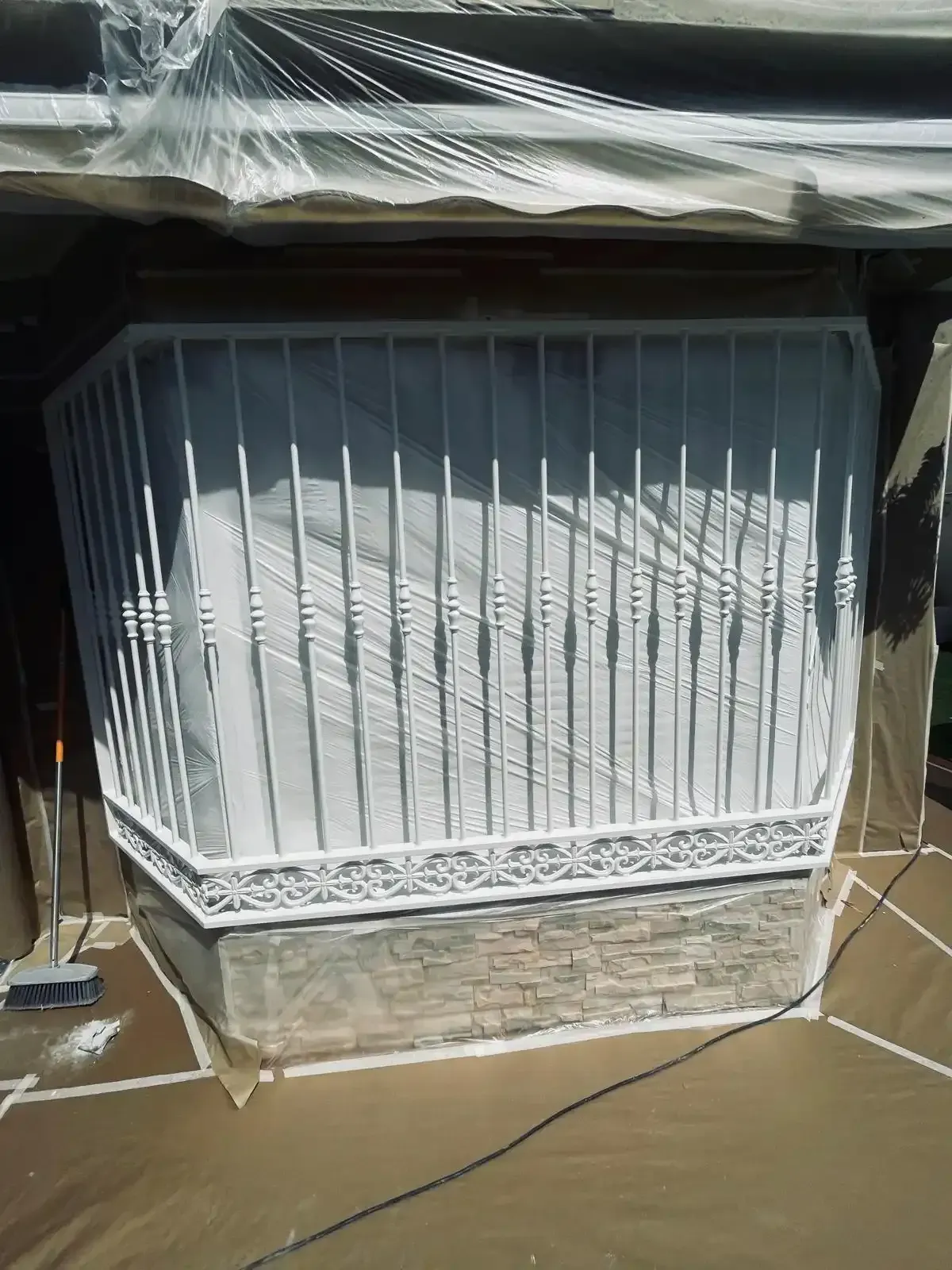 Ventana blanca con barrotes