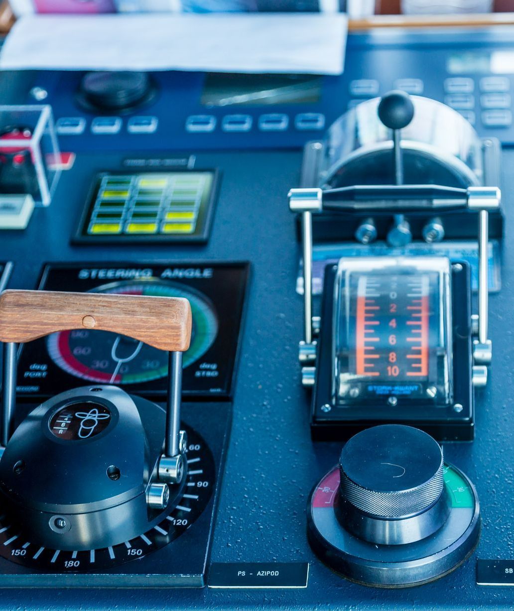 Des leviers et de l'électronique de bateau