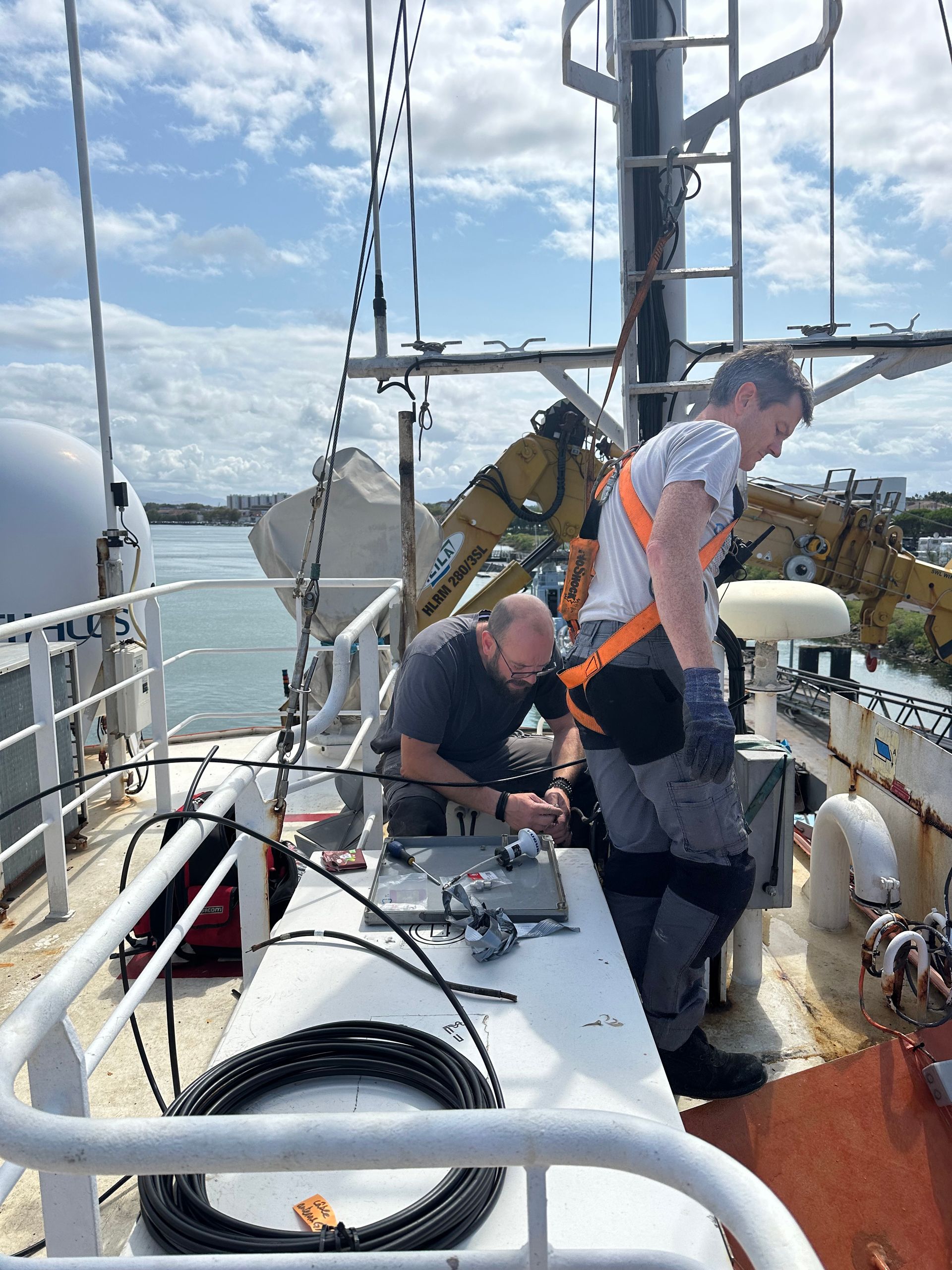 Des indicateurs de température et vitesse sur un bateau