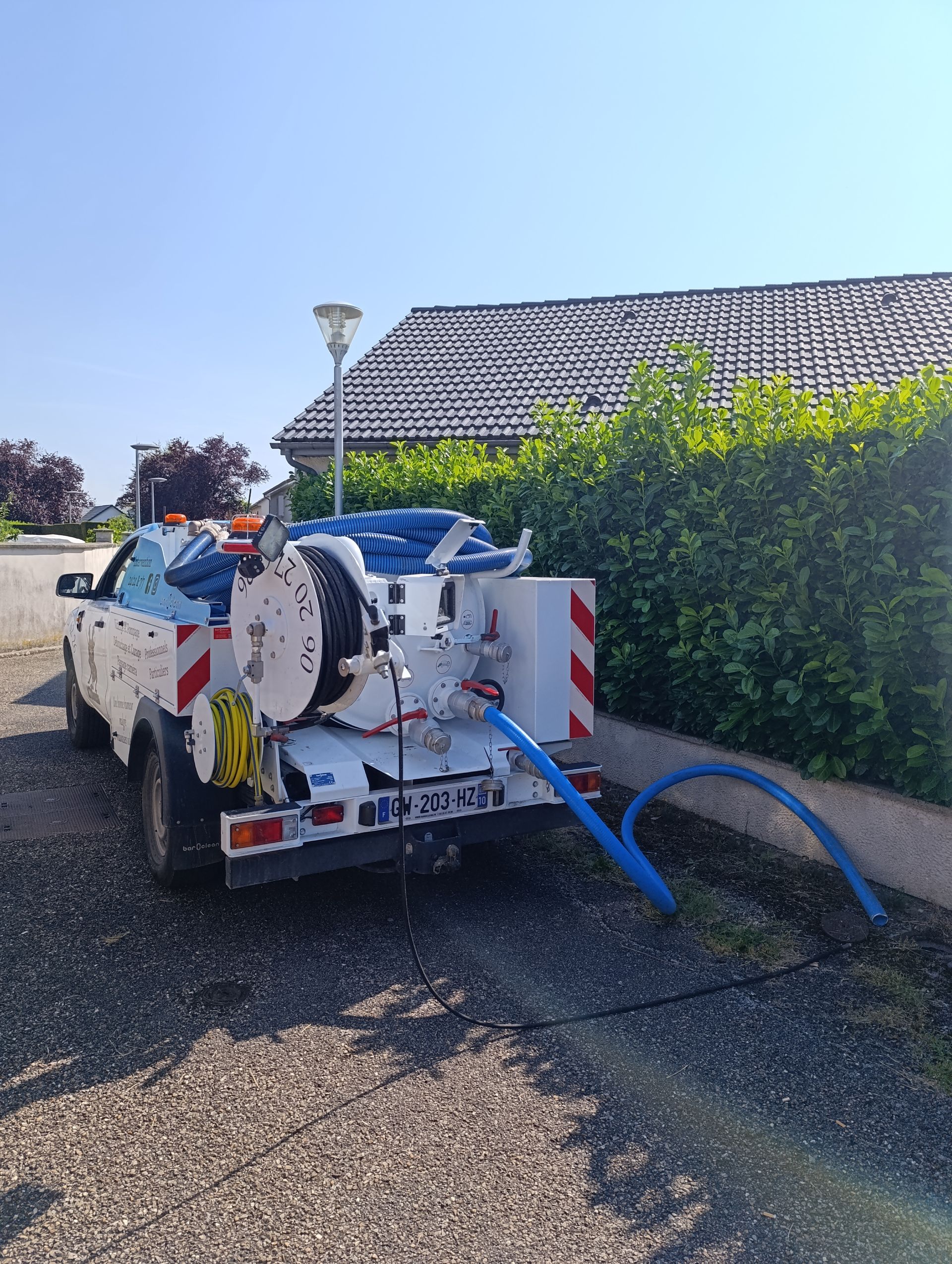 Une personne en train d'ouvrir une canalisation