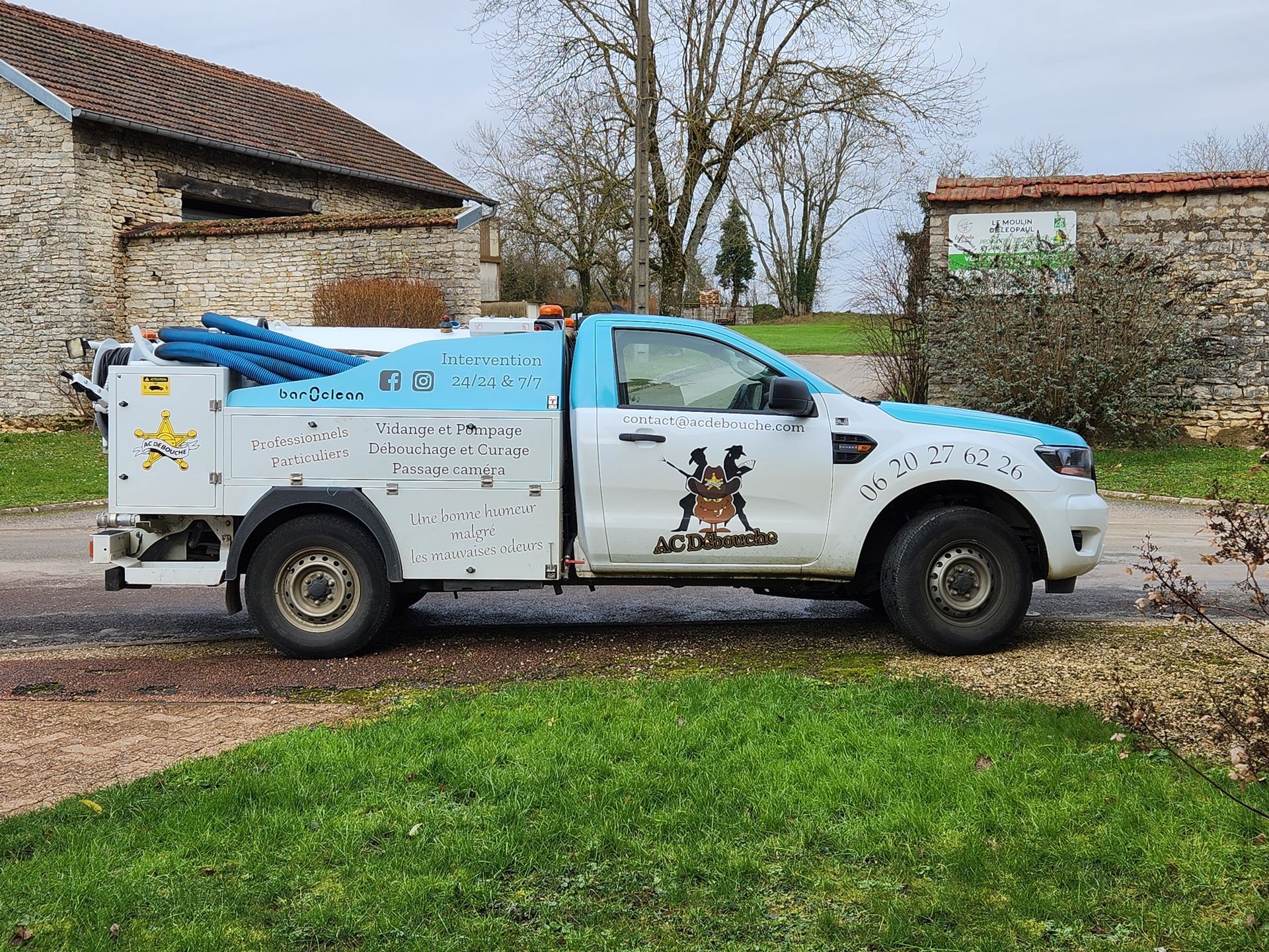Véhicule de l'entreprise et son logo