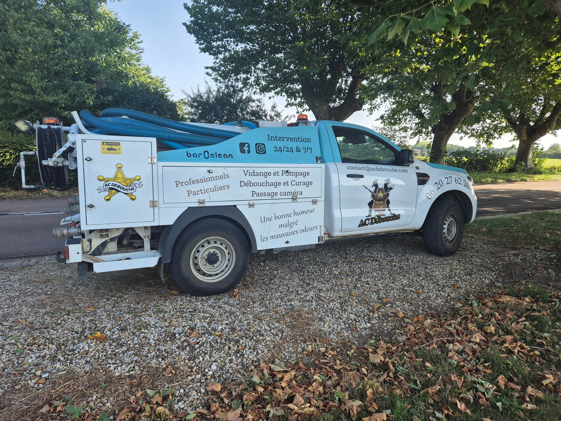 Une personne et le véhicule de l'entreprise