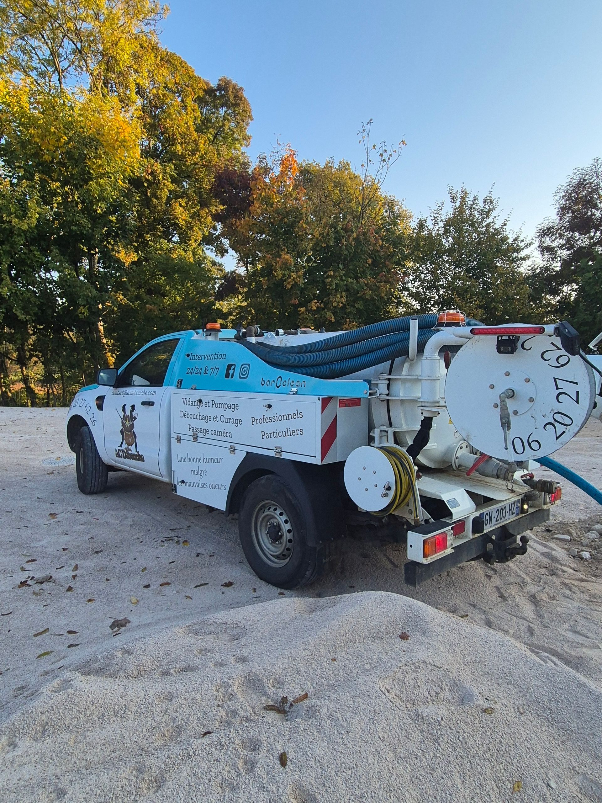 Une personne qui fait fonctionner la caméra dans les égouts