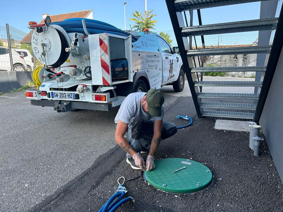 Une personne en train d'ouvrir une canalisation