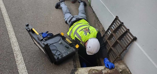 Une personne qui fait fonctionner la caméra dans les égouts
