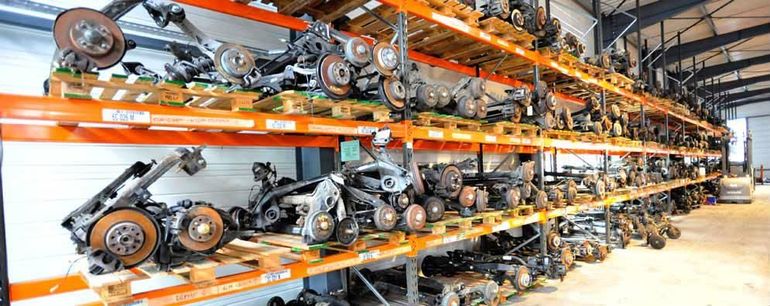 Des étagères remplies de pièces automobiles dans un entrepôt.