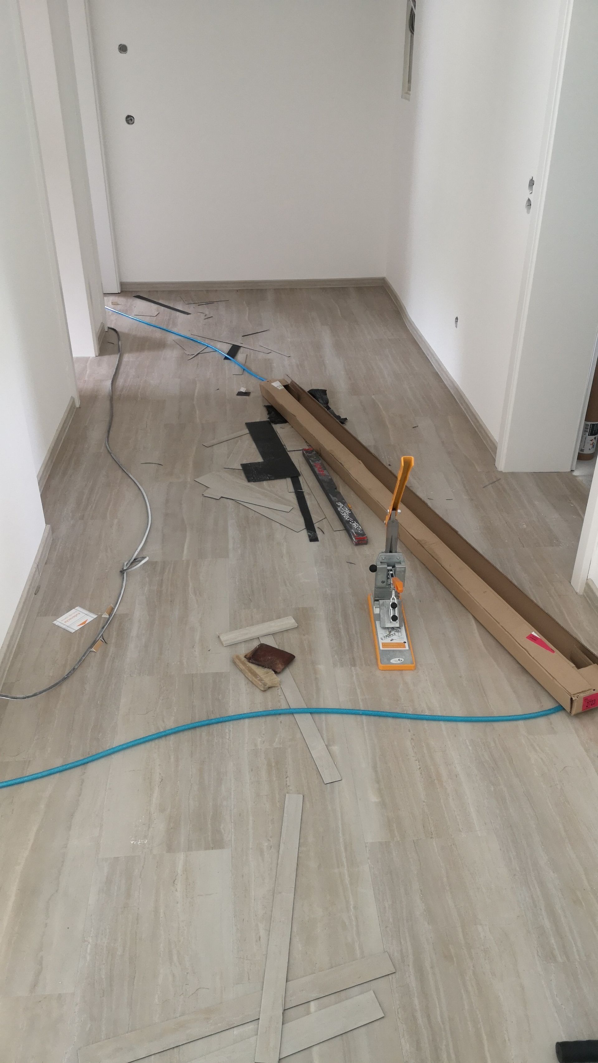 Ein Flur mit vielen Werkzeugen auf dem Boden.