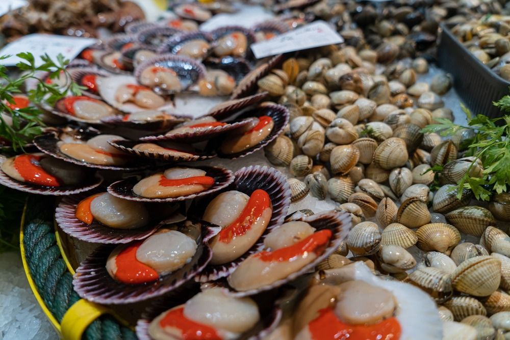 En un mercado se exhibe una variedad de mariscos en hielo.