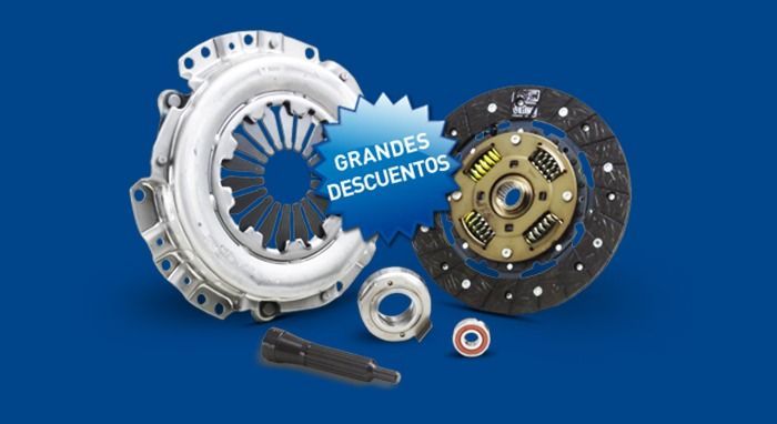 Un primer plano de un embrague y un disco de embrague sobre un fondo azul.