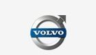 Un primer plano de un logotipo de Volvo sobre un fondo blanco.