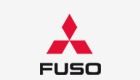 Un logotipo rojo y blanco de Mitsubishi Fuso sobre un fondo blanco.