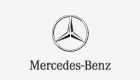 El logotipo de Mercedes Benz está sobre un fondo blanco.