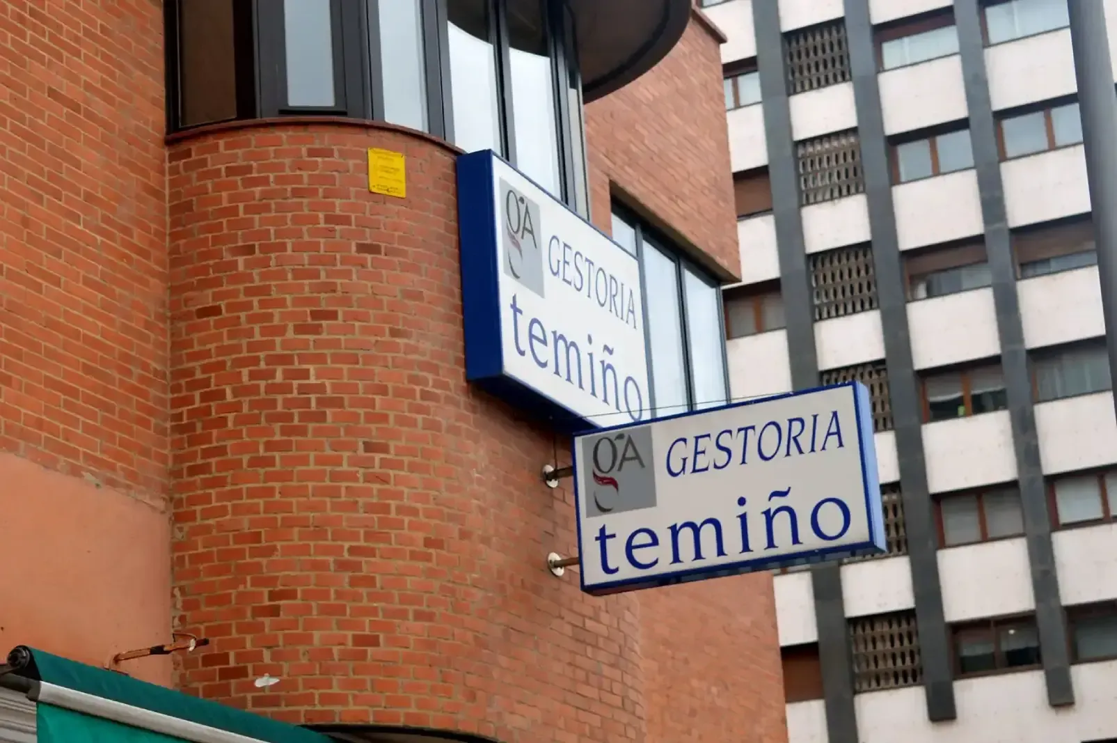 Un cartel en el lateral de un edificio dice 