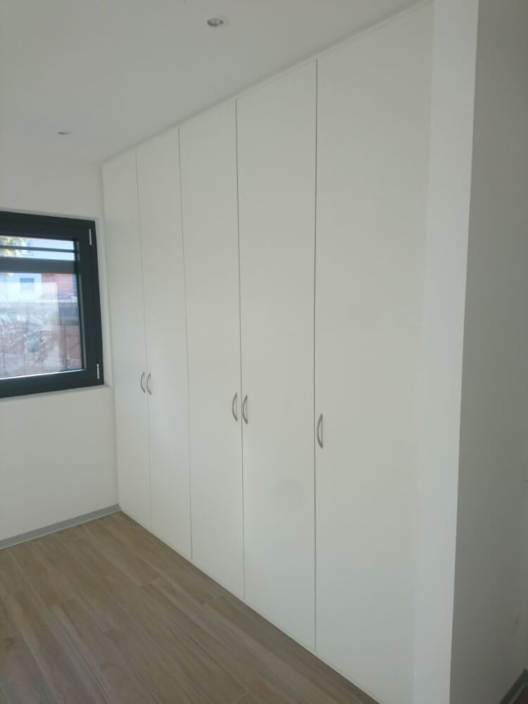 armadio con ante bianche