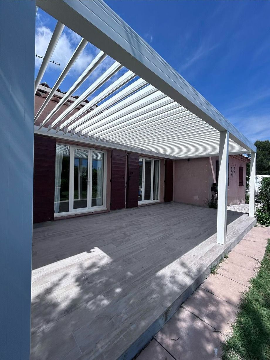 Pergola bioclimatique intégrée