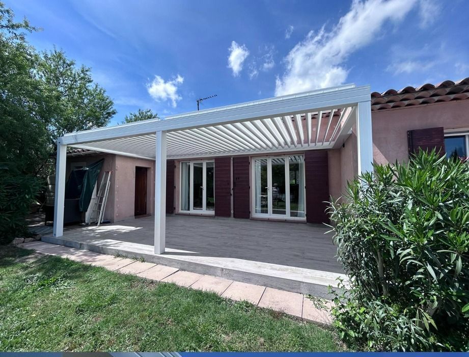 Une pergola adossée à une maison