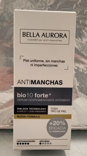 Caja de crema Bella Aurora Antimanchas, blanca y beige, con texto sobre uniformar la piel.