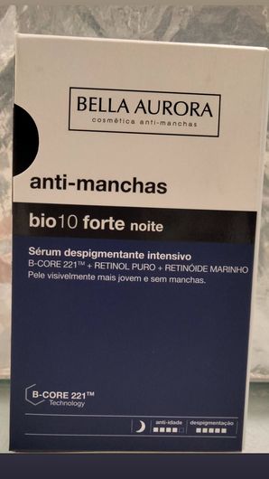 Caja de crema de noche antimanchas BELLA AURORA bio10 forte, envase beige y azul oscuro.