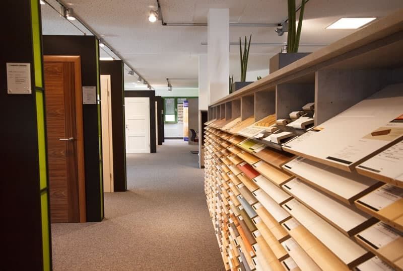 Langer Flur in einem Büro oder Archiv, mit Regalen voller gestapelter Ordner oder Akten an der rechten Seite.