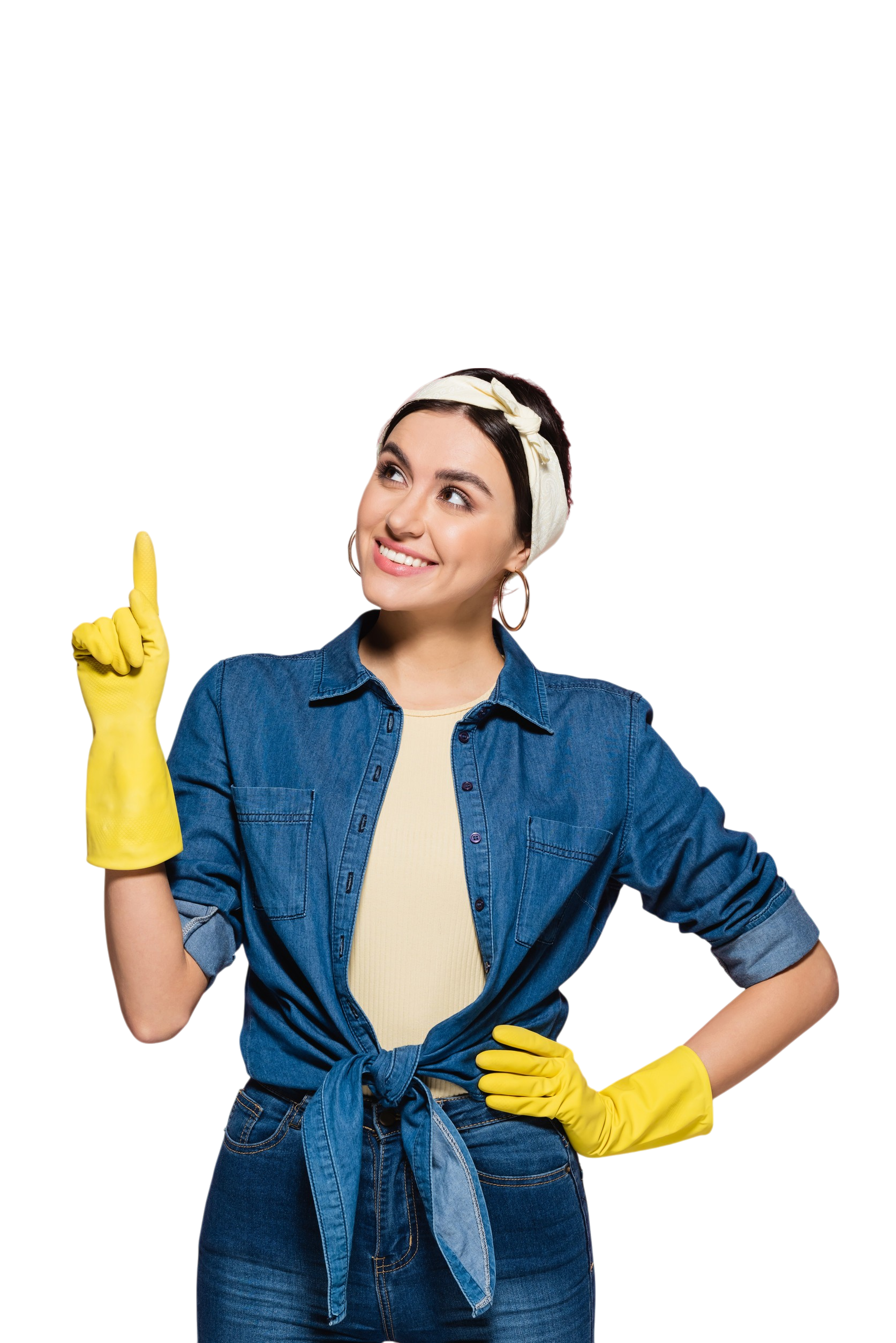Una mujer que lleva guantes de goma amarillos señala hacia arriba.