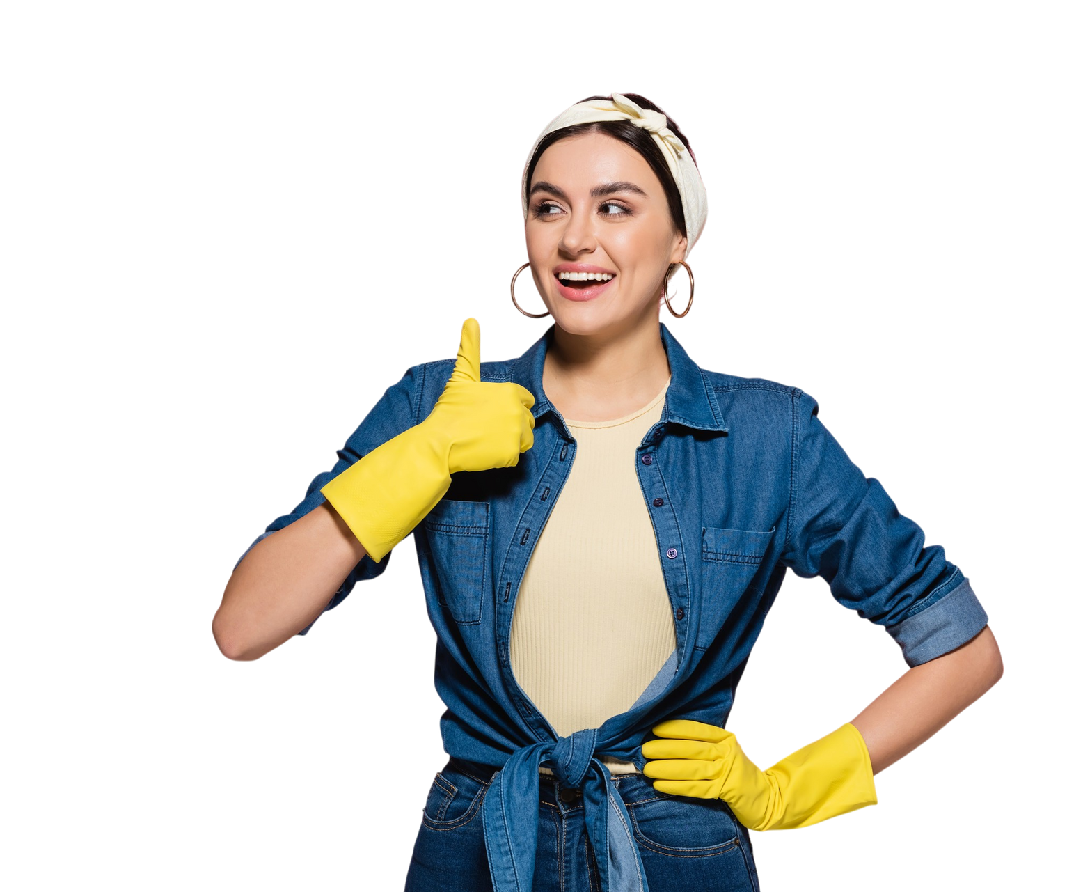 Una mujer que lleva guantes de goma amarillos está haciendo un gesto de aprobación con el pulgar hacia arriba.