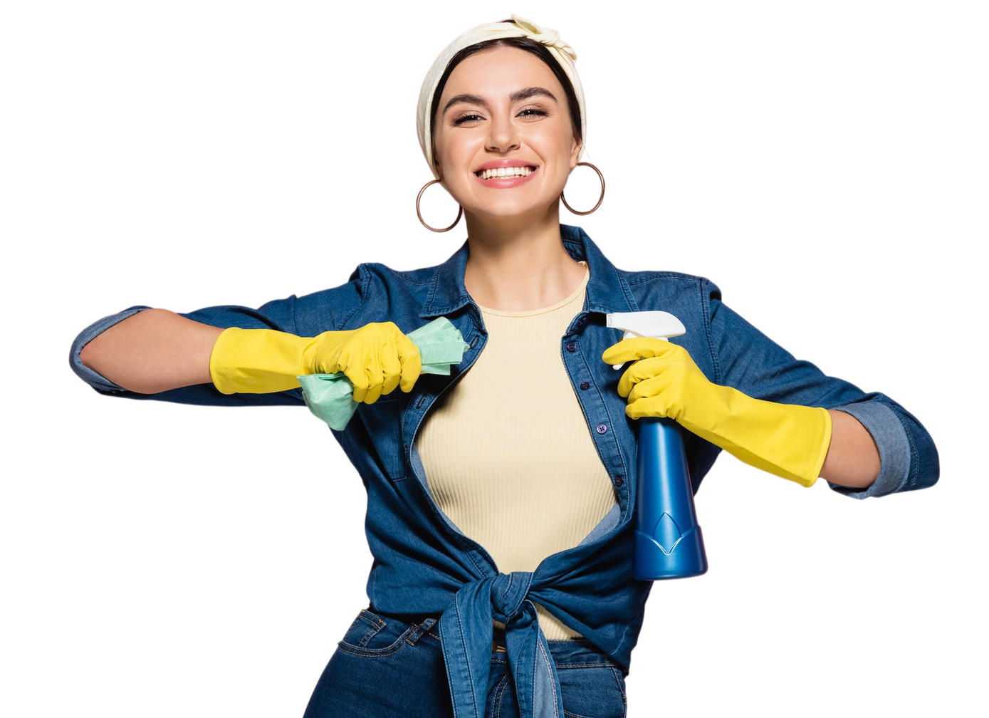Una mujer que lleva guantes amarillos sostiene una botella de spray y un paño.