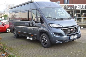 weißer Sprinter auf der Straße bei Nacht
