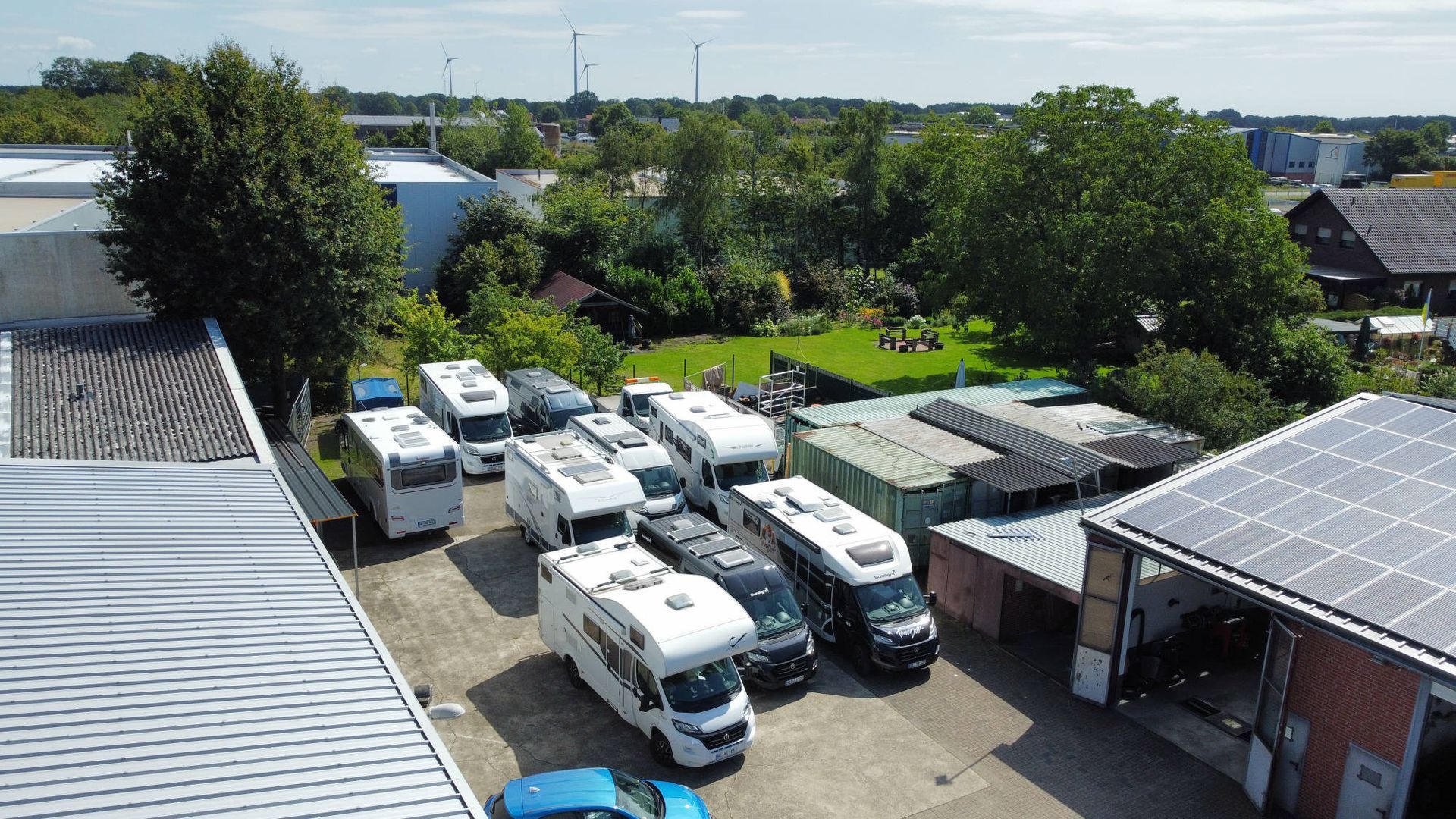 Eine Luftaufnahme eines Parkplatzes mit vielen darauf geparkten Wohnmobilen.