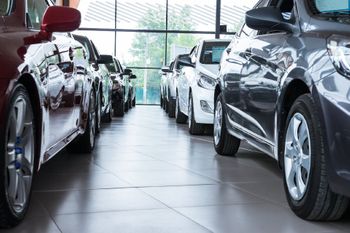 mehrere Autos im Ausstellungsraum eines Autohauses