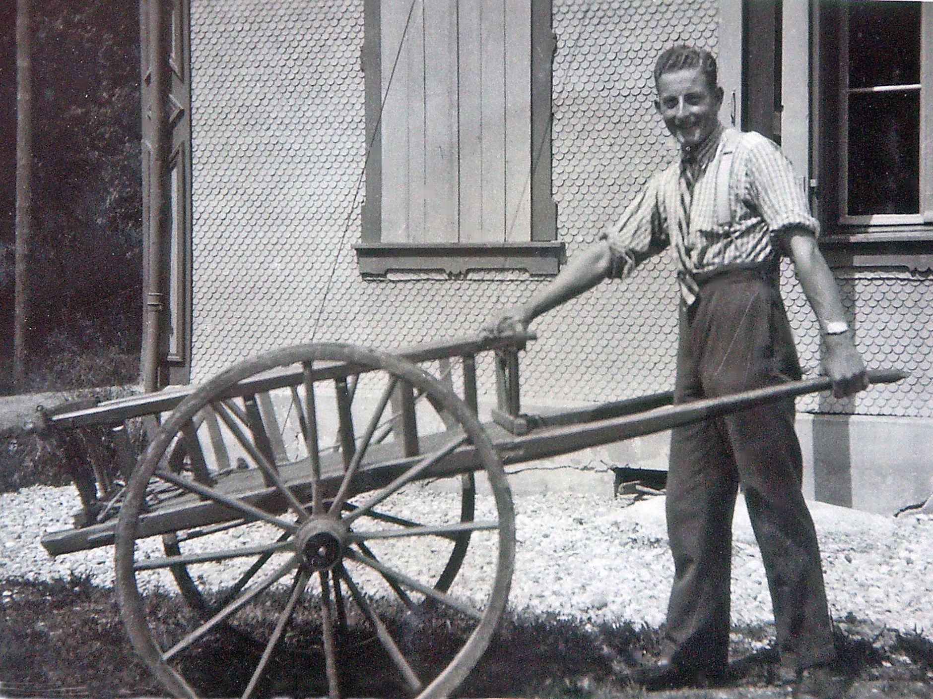 Werner mit seinem Arbeitskarren