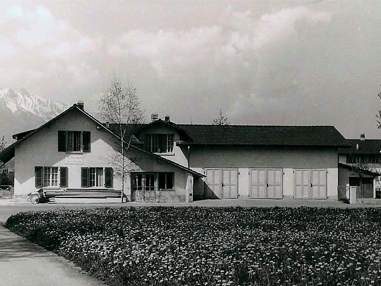 Das alte Geschäftsgebäude