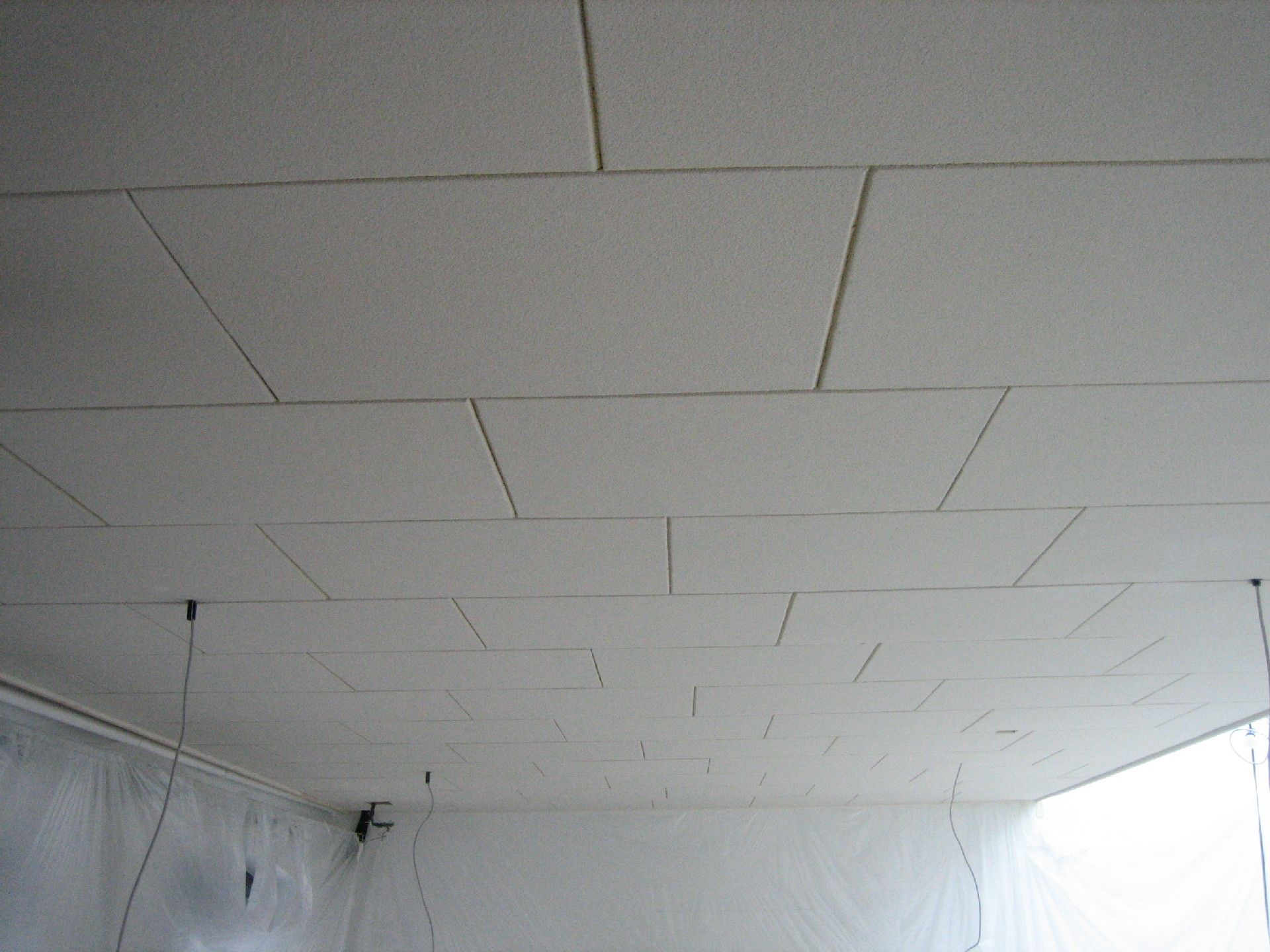 Decke - geklebte Baswaphon-Platten ohne Beschichtung