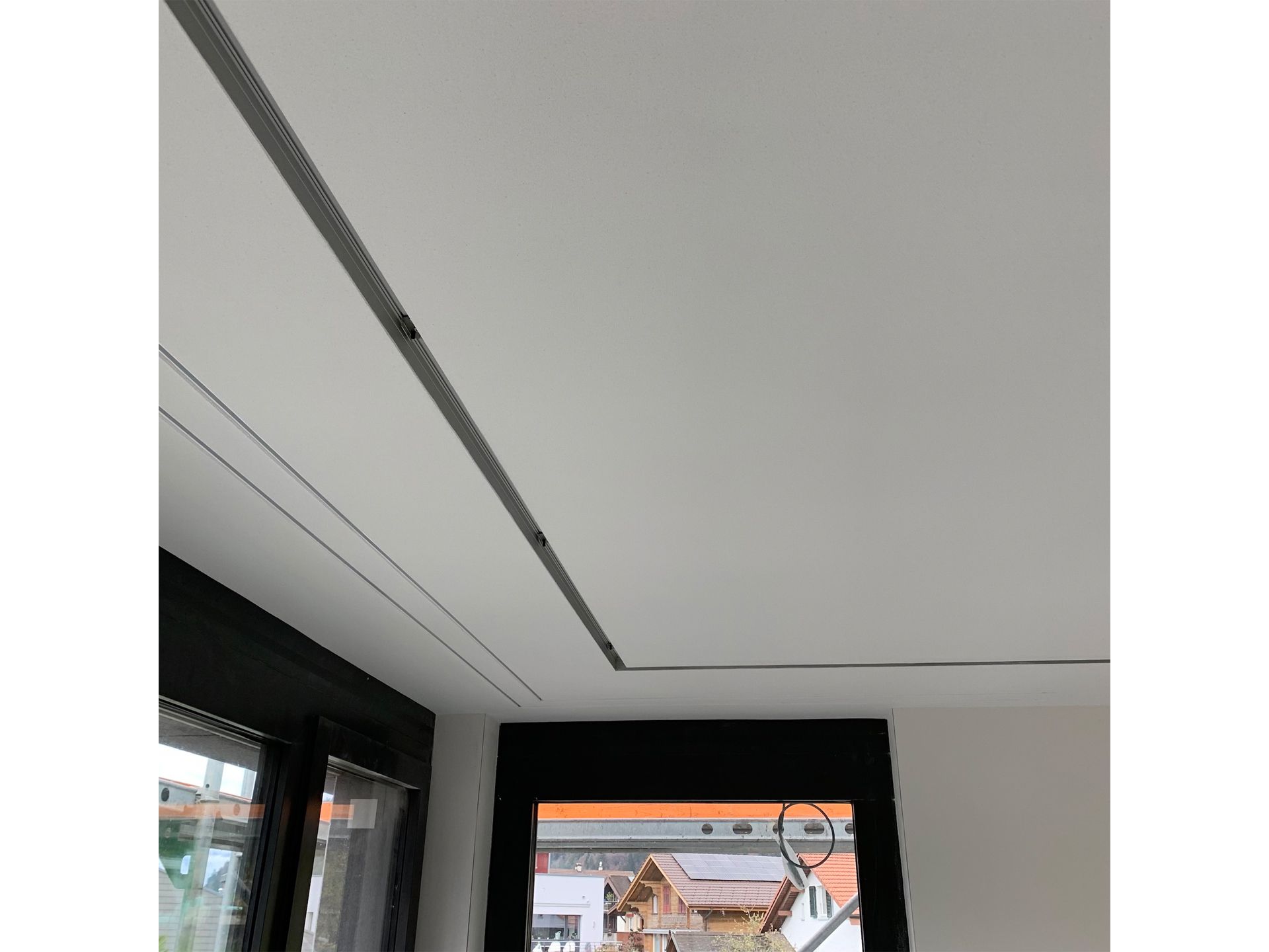 Wohnhaus - BASWAphon in Büro mit LED-Beleuchtung und Vorhangschienen