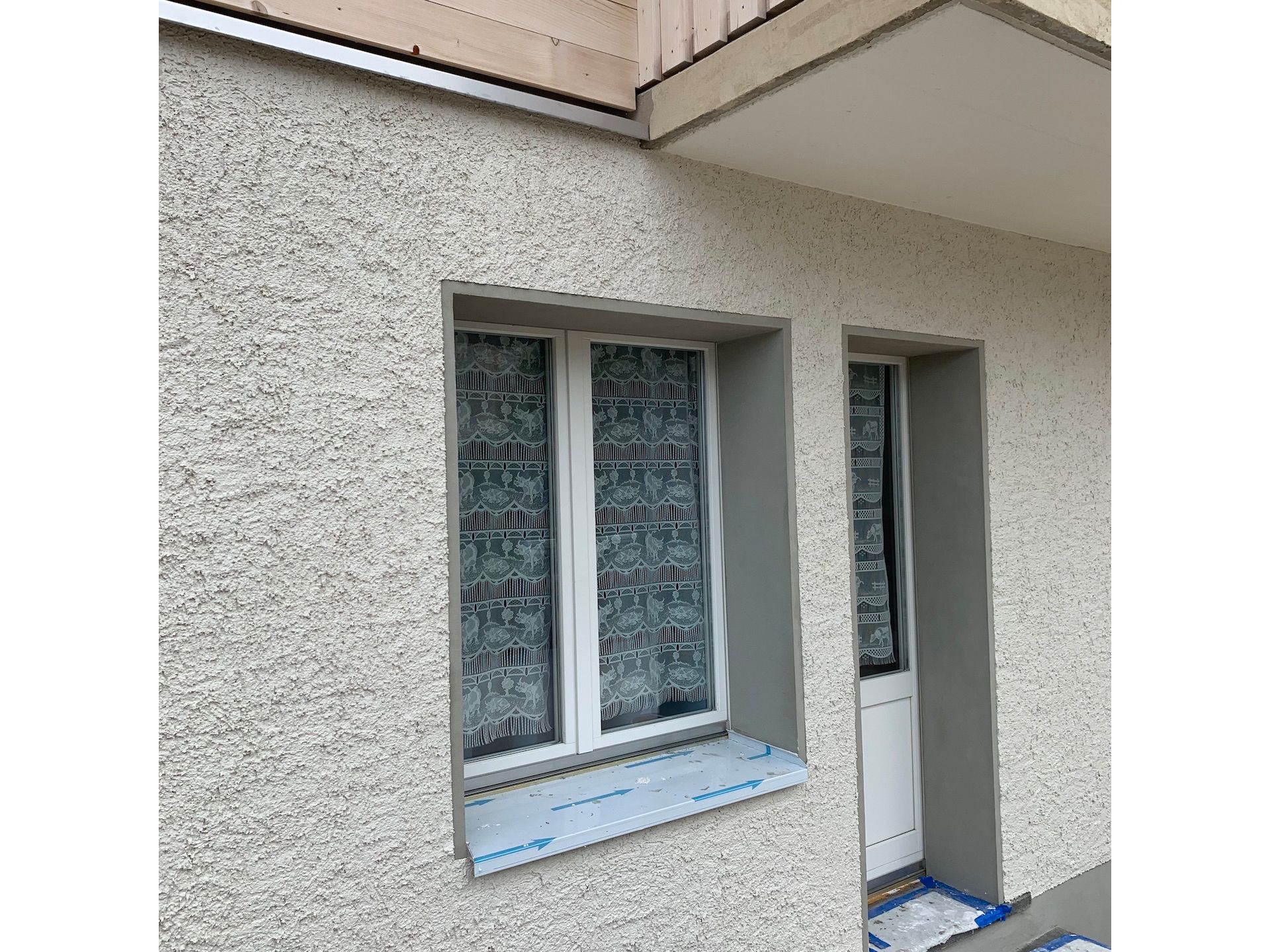 Verputzte Aussenwärmedämmung Fantasieputz mit Fenstereinfassungen