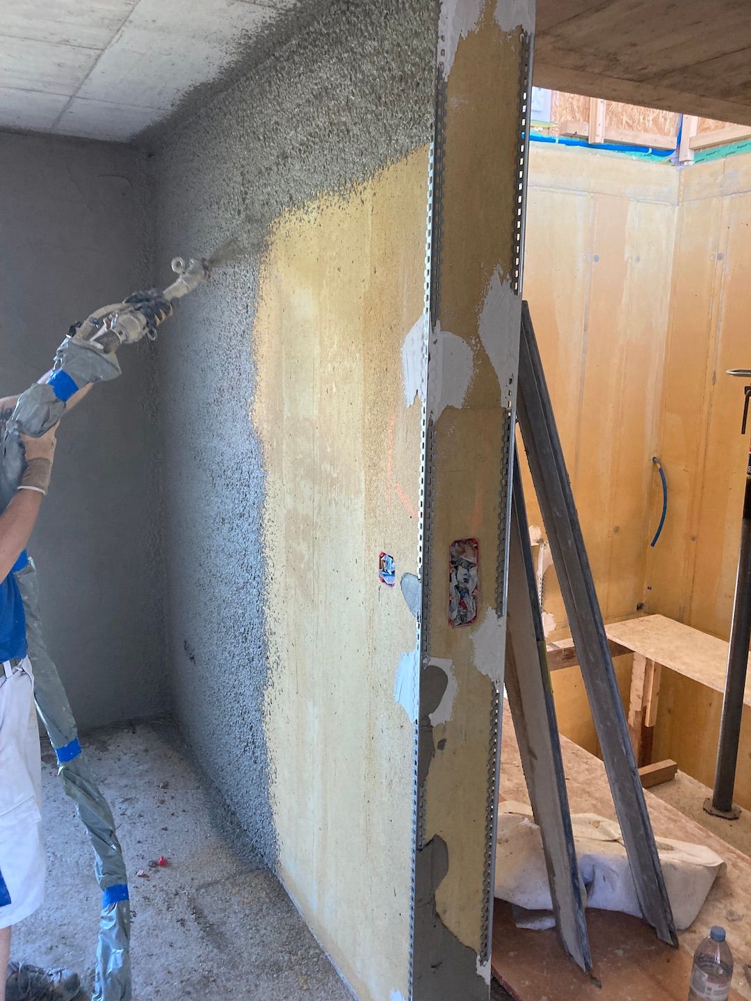 Grundputz auf Betonwände