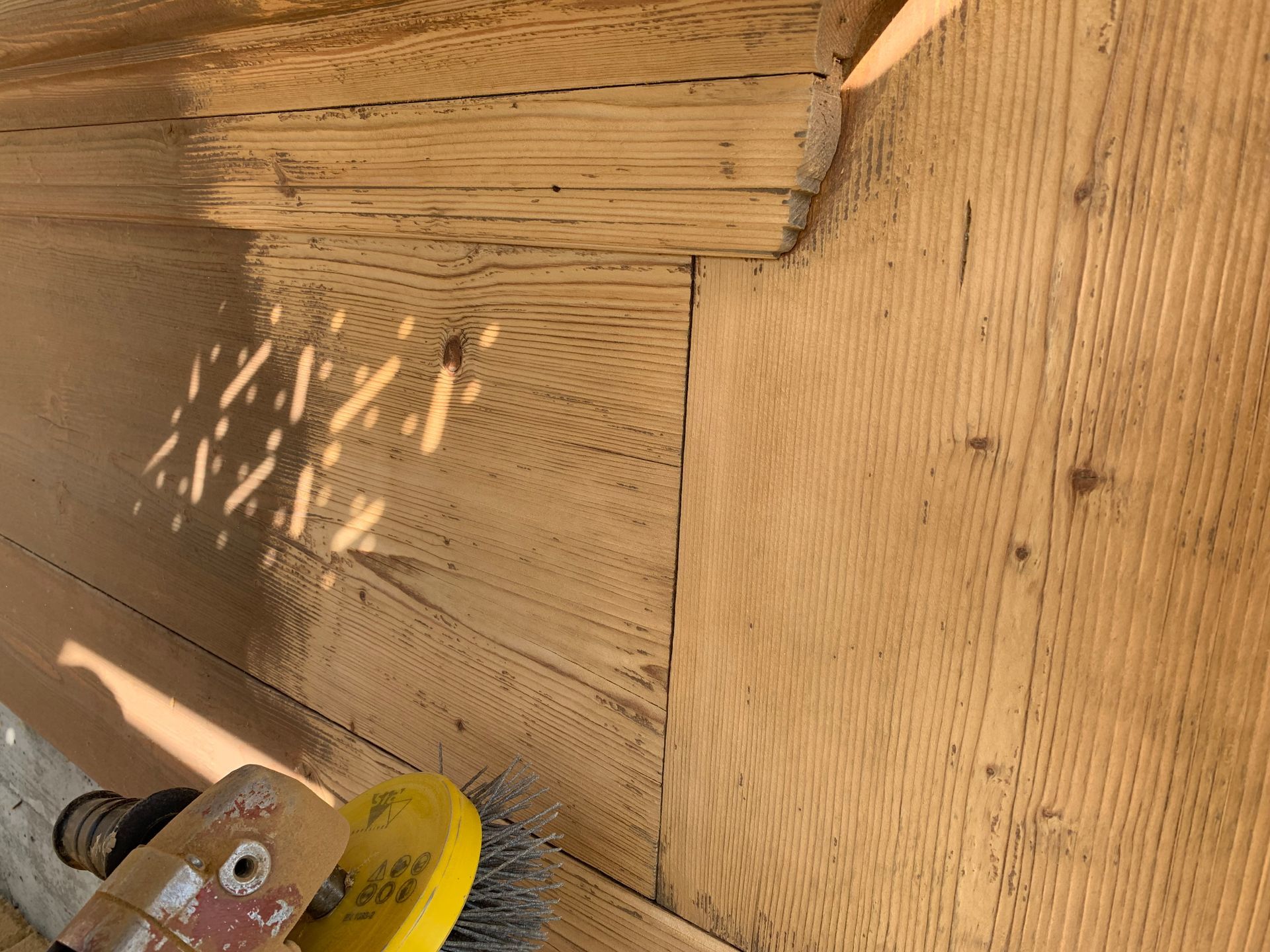 Holzfassade - Oberflächenvorbehandlung mit Bürst- oder Schleifmaschine