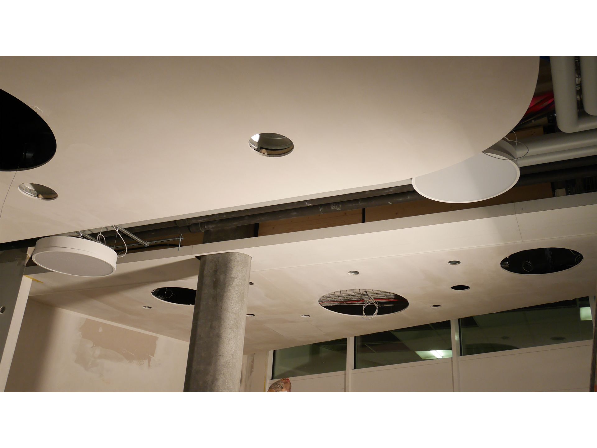 Ärztezentrum - Deckenkonstruktion rund mit grossen Beleuchtungsausschnitten