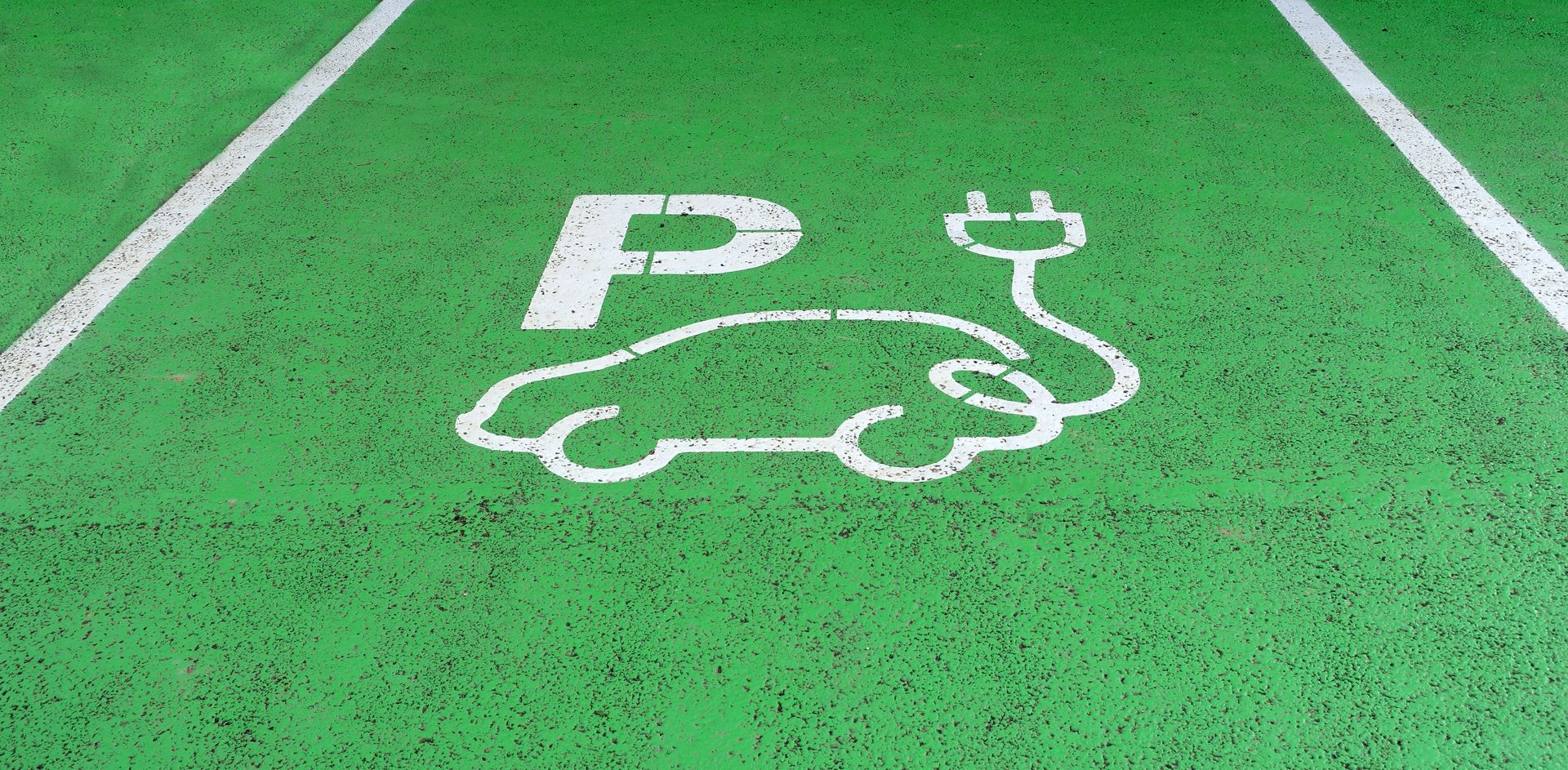Symbole de place de parking pour véhicule électrique peint au sol