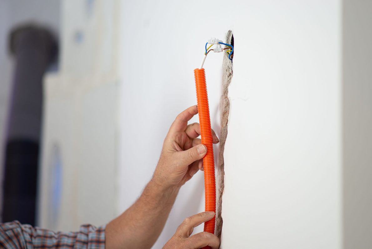 Installation de câbles dans les murs