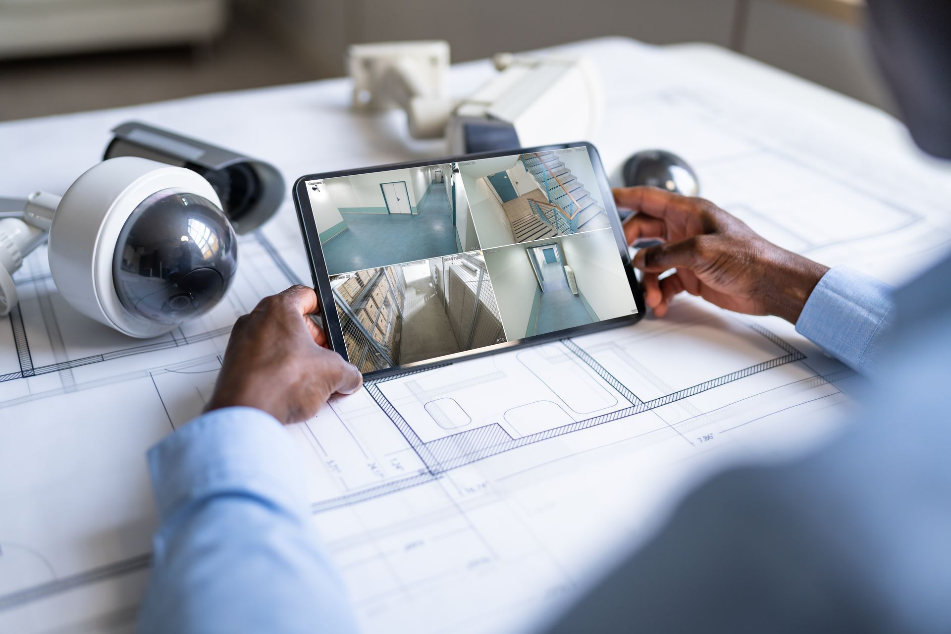 Une caméra et un téléphone permettant de surveiller les alentours