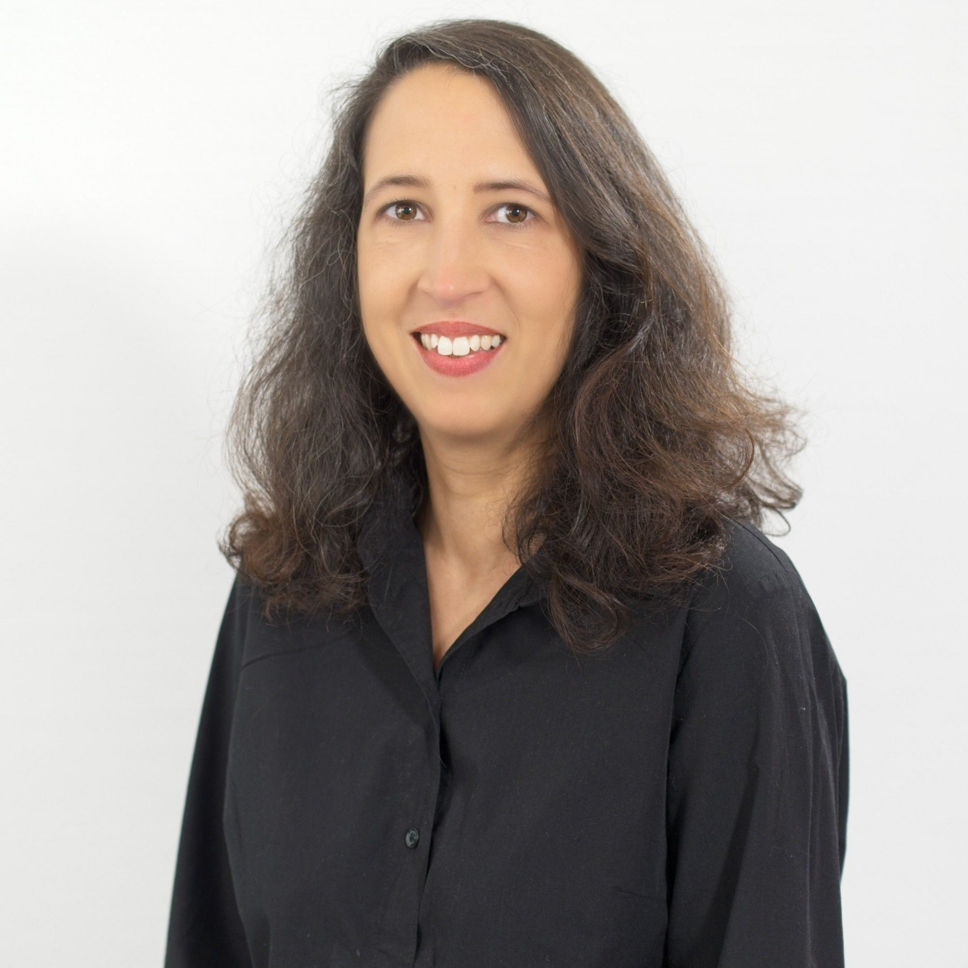 Eine Silhouette des Kopfes und Halses einer Frau auf einem weißen Hintergrund.