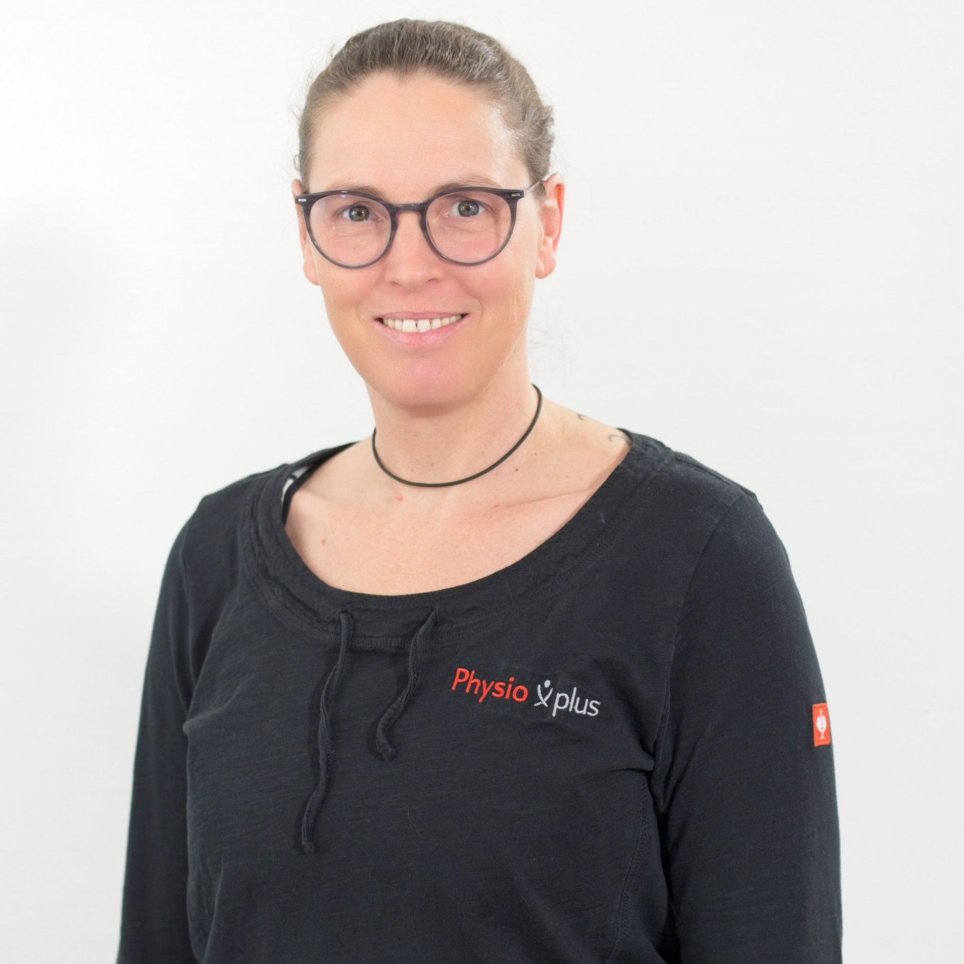 Eine Silhouette des Kopfes und Halses einer Frau auf einem weißen Hintergrund.