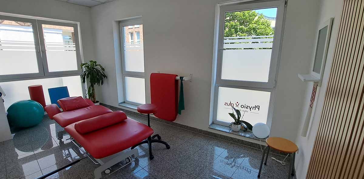 Ein Zimmer mit einer Couch und Stühlen darin