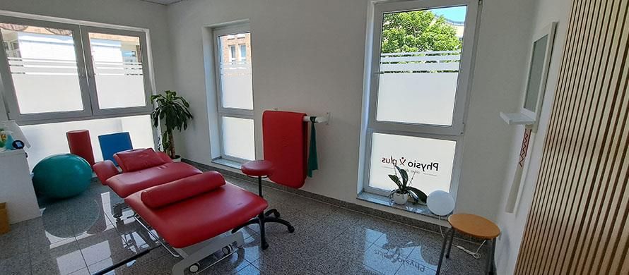 Ein Zimmer mit einer Couch, Stühlen, Bällen und einer Pflanze.