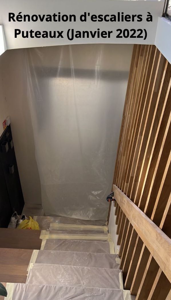 Rénovation d'un escalier à Puteaux (janvier 2022). Marches et mur recouverts de plastique. Rambarde en bois à droite.