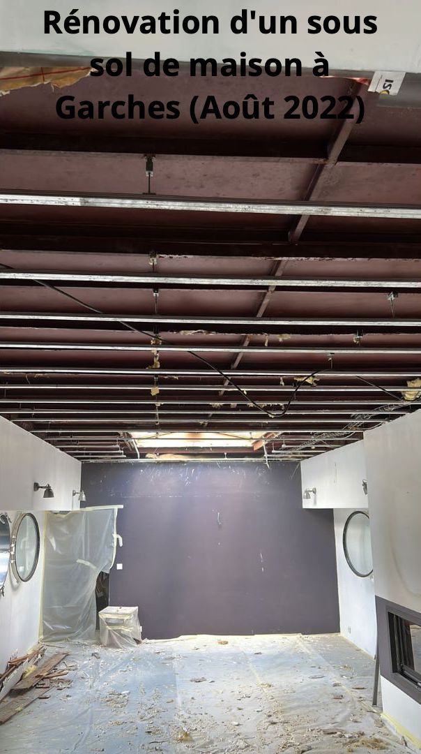 Rénovation de sous-sol à Garches, août 2022. Poutres apparentes au plafond, murs non finis, débris au sol.