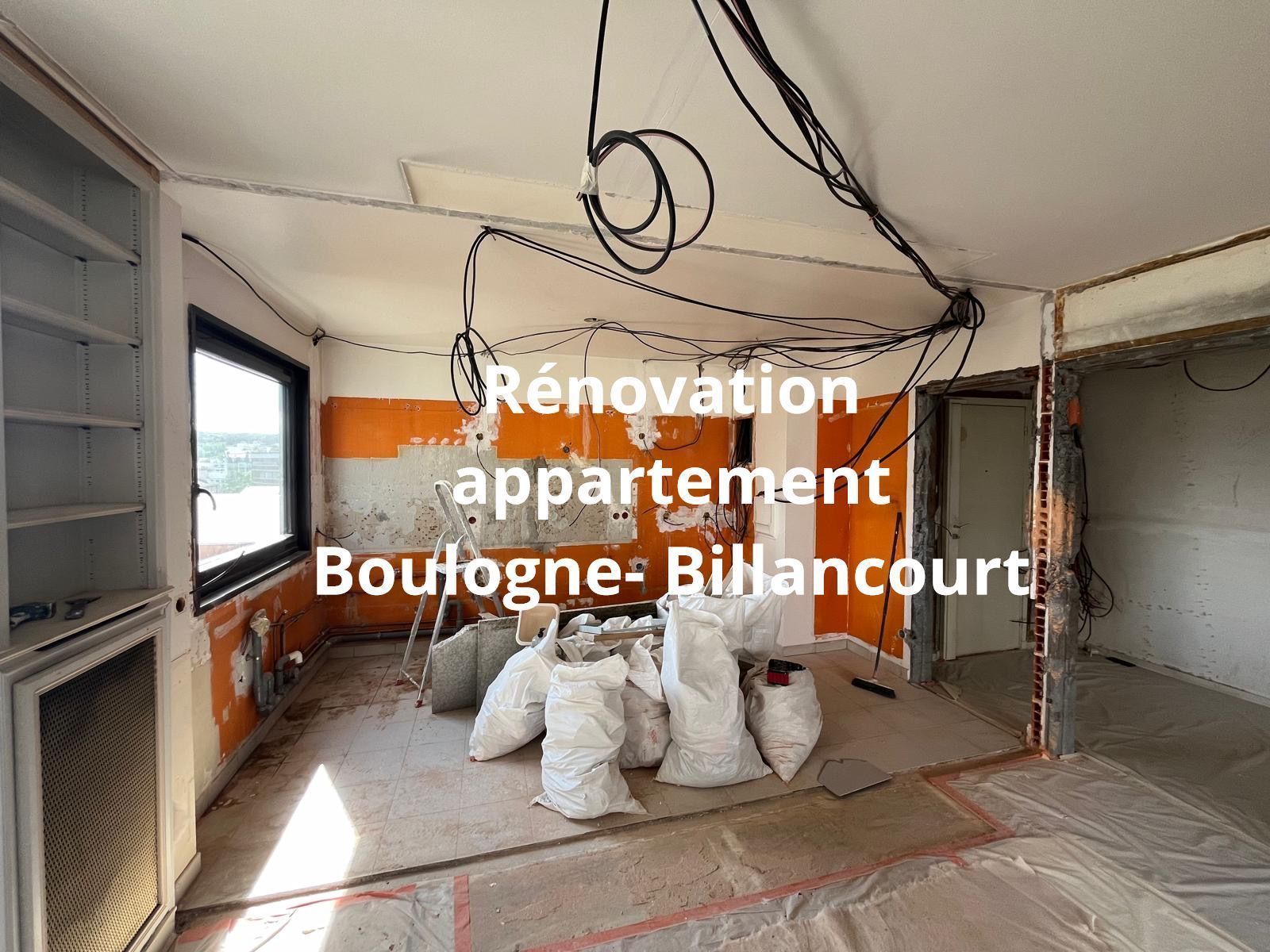 Rénovation d'un appartement à Boulogne-Billancourt. Vue intérieure avec sacs de gravats, câbles électriques apparents et murs partiellement démolis.
