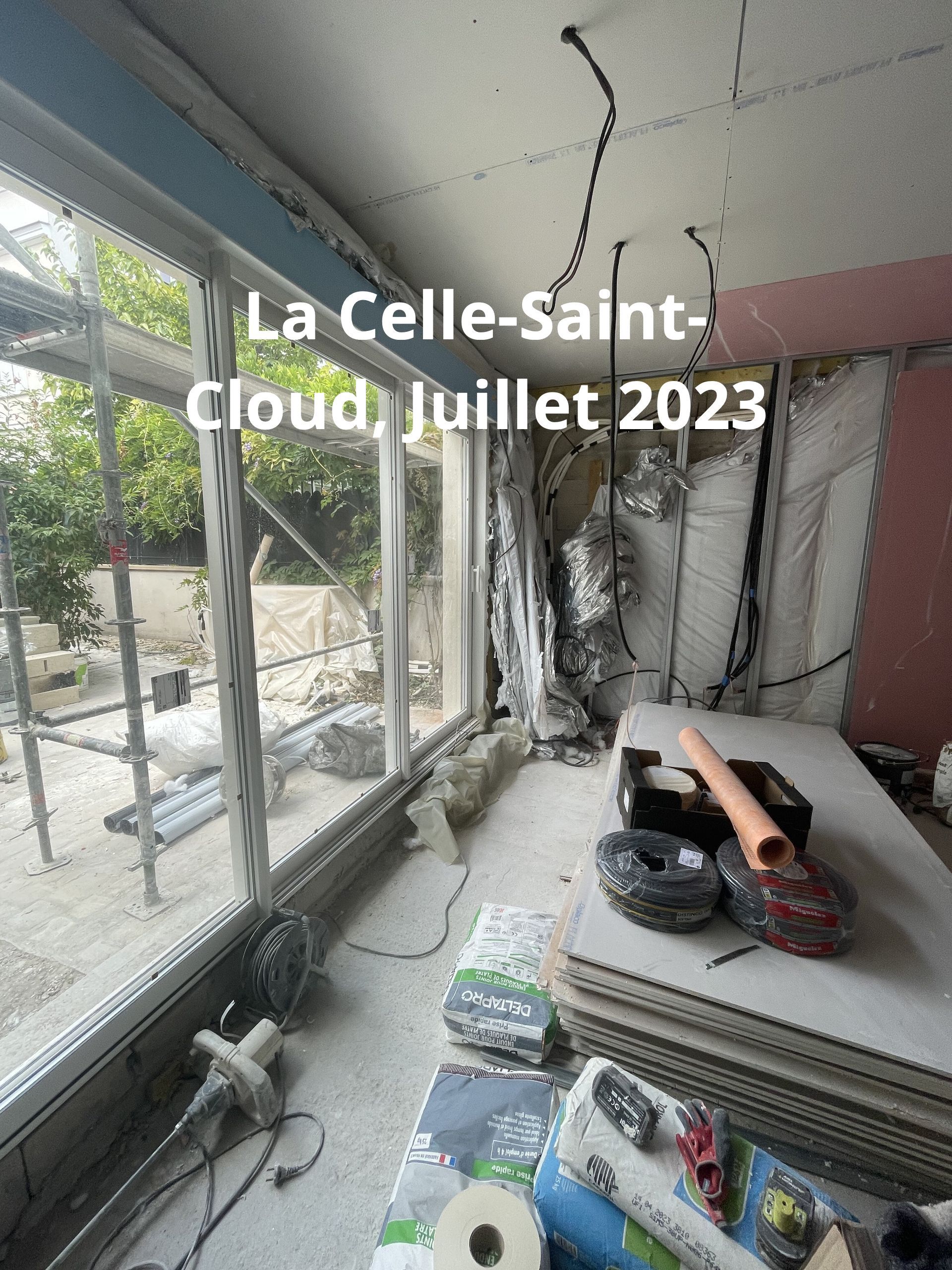 Intérieur en construction, La Celle-Saint-Cloud, juillet 2023. Fenêtres, câbles apparents, matériaux de construction.